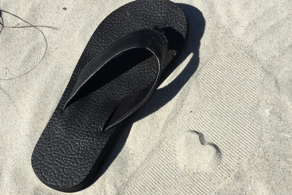 Amor Black Yoga Mat Flip Flops Top View
